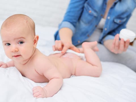 Babypo wird eingecremt