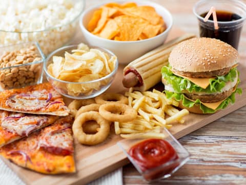 Verschiedenes Fast Food wie Burger, Pizza und Chips