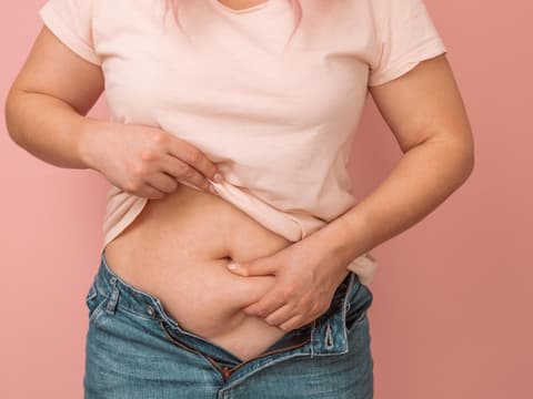 Fett oder Wasserablagerungen am Bauch