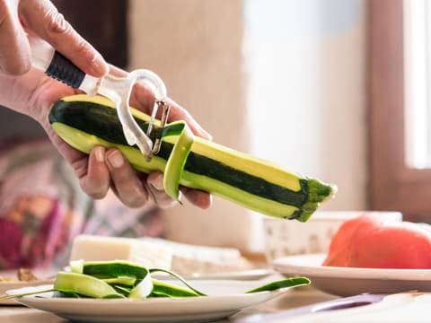 Zucchini wird geschält
