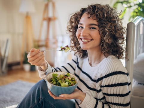 Frau isst einen Salat