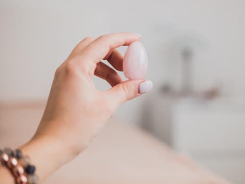 Frau hält Yoni Ei in der Hand