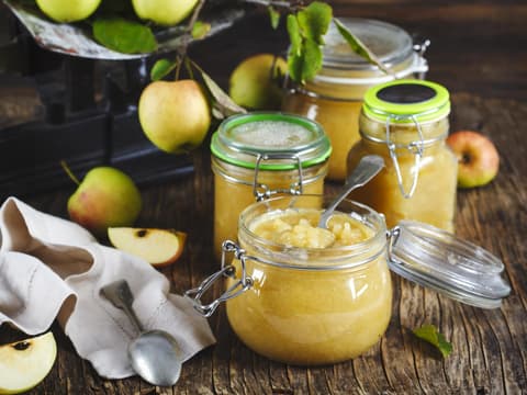 Glas gefüllt mit Apfelmus