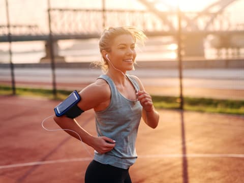 Eine Frau joggt morgens