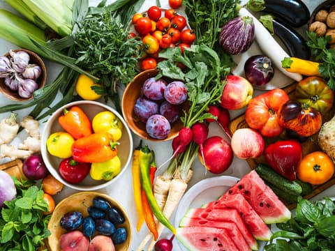 Verschiedene Gemüse-und Obstsorten in Schüsseln