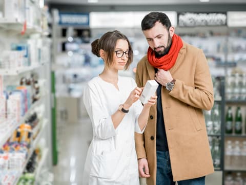 Apothekerin berät Kunden