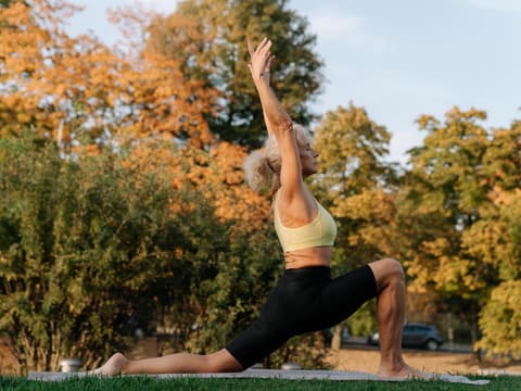 Frau macht Yoga