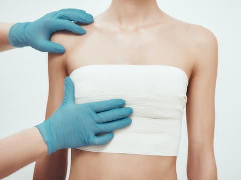 Eine Frau mit verbundener Brust