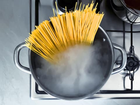Nudeln kochen im Topf