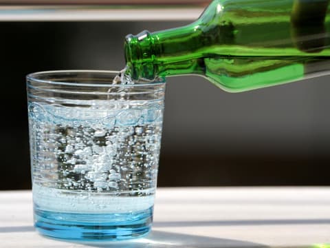 Die deutsche Wassersommelière Fabienne Bogdahn erklärt, wie Mineralwasser zu einem Beauty-Booster, einer Energiequelle und einem bewussten Genussmittel wird.
