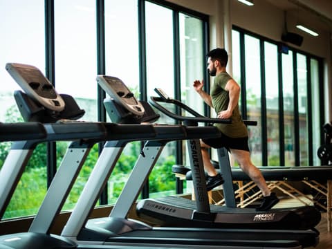Ein Mann joggt auf dem Laufband