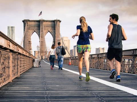 Ein Paar beim Joggen