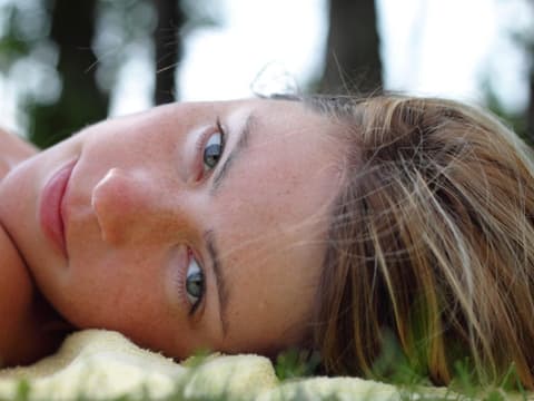 Frau im Gras