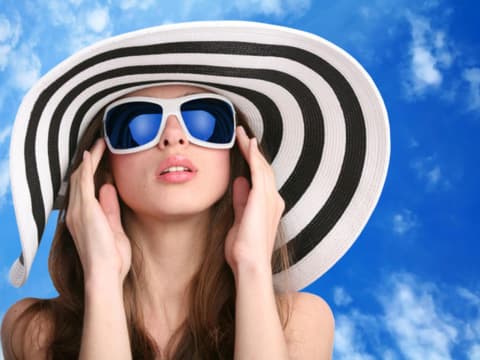 Frau mit Sonnenhut 