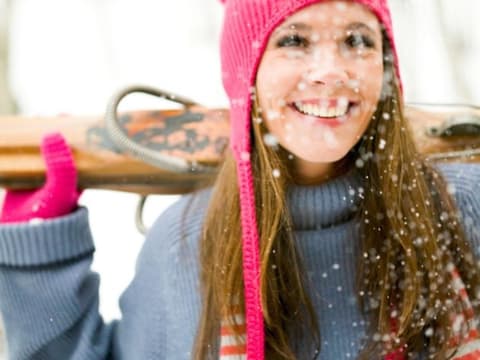 Frau mit Ski