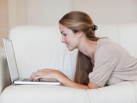 Frau mit Laptop