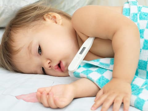Das hohe Fieber kann für Kinder sehr unangenehm sein.