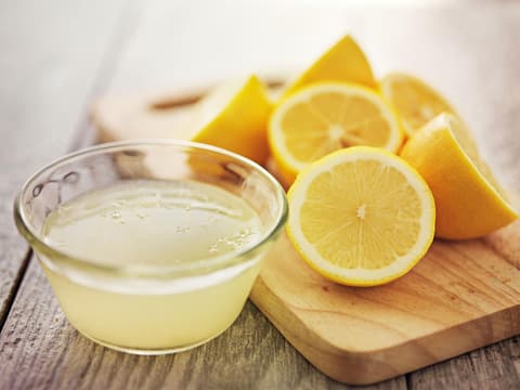 Zitronensaft als Hausmittel 