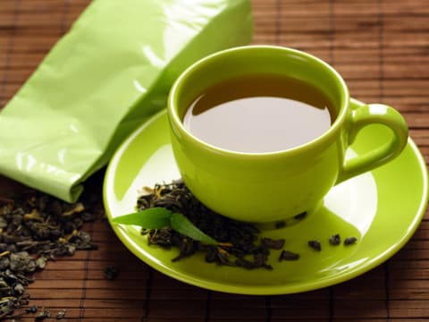 Grüner Tee in einer Tasse mit Untertasse