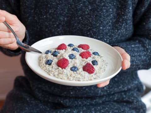 Chia-Oats mit Blaubeeren und Himbeeren