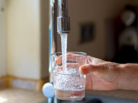 Leitungswasser in ein Glas gießen