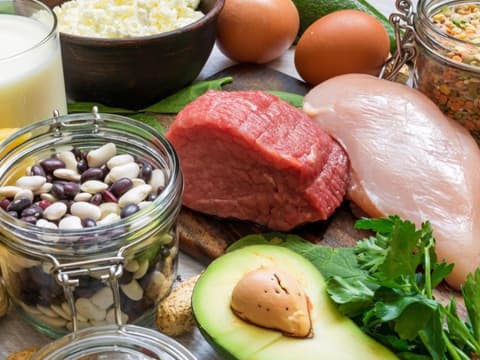 Fisch, Fleisch, Vollkorngetreide und Gemüse enthalten viel Protein.