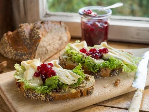 Nussbrot mit Käse und Feigen-Senf-Butter