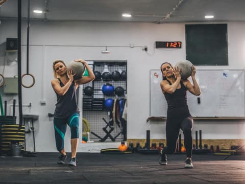Zwei Frauen beim Crossfit
