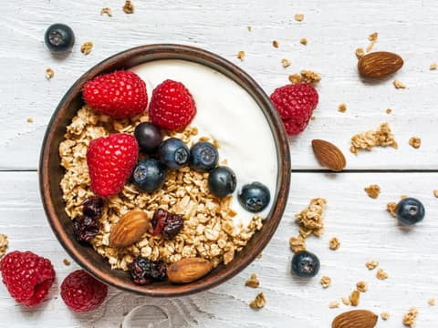 Frühstück mit Müsli, Quark und Beeren
