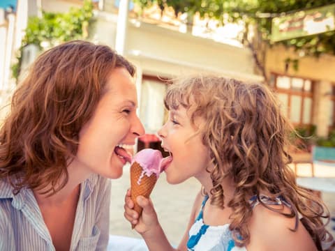 Eltern beeinflussen ihre Kinder nicht nur in der Kindheit, sondern auch im Erwachsenenalter.