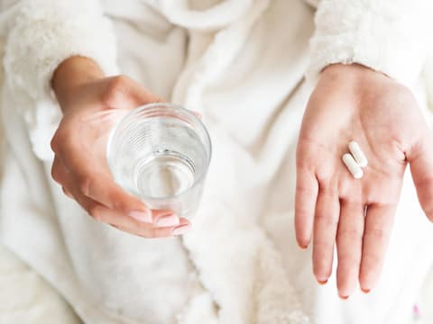 Frau nimmt Tabletten