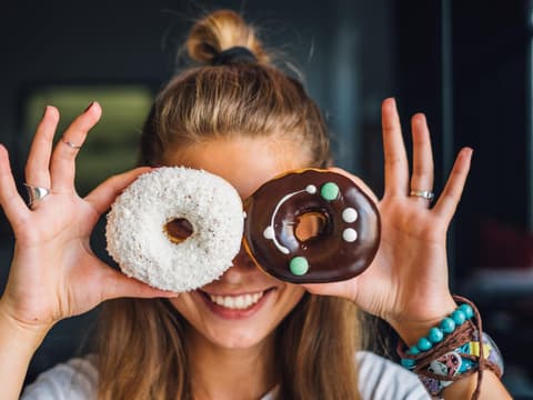 Frau mit zwei Donuts