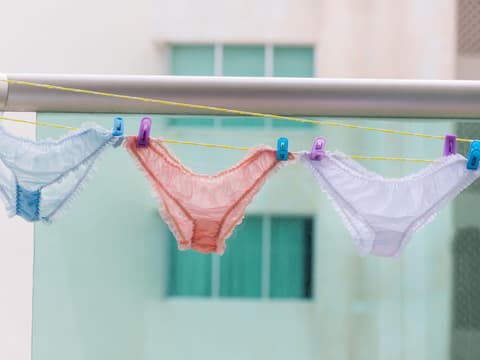 Drei Unterhosen auf Wäscheleine