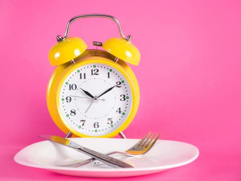 Intervallfasten Uhr, Teller und Besteck