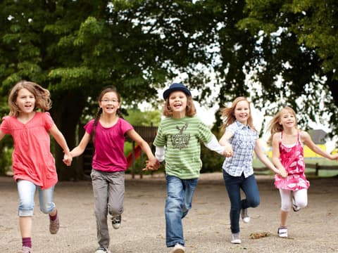 Kinder spielen draußen