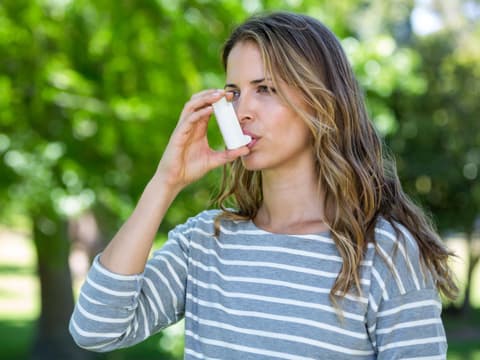 Regelmäßiger Sport stärkt die Lunge und reduziert Atemwegsbeschwerden bei Asthma.