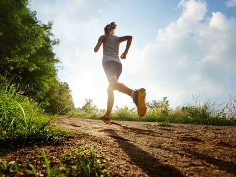 Frau joggt draußen