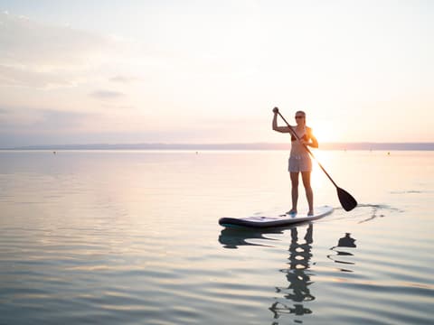 Frau auf SUP auf See