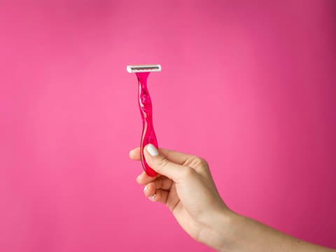 Pinker Rasierer