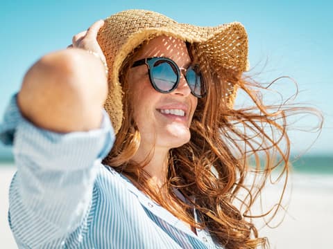 Frau mit Sonnenhut