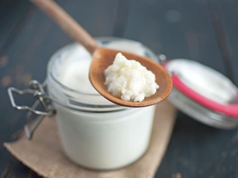 Kefir auf Holzlöffel
