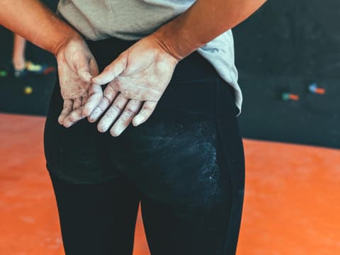 Frau mit Magnesia an den Händen