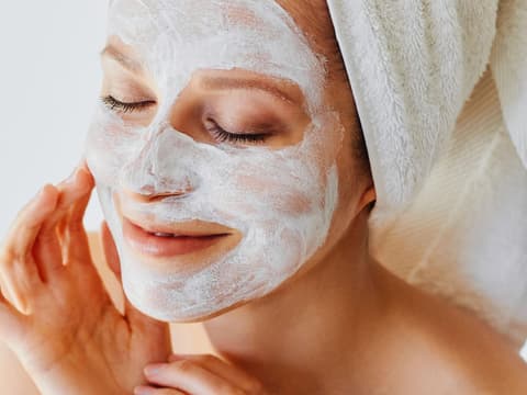 Frau mit Gesichtsmaske