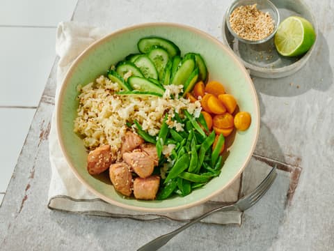 Bowl mit gebratenem Lachs und Blumenkohlreis