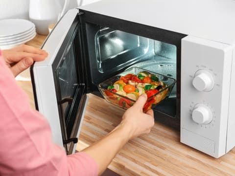 Essen aufwärmen in der Mikrowelle