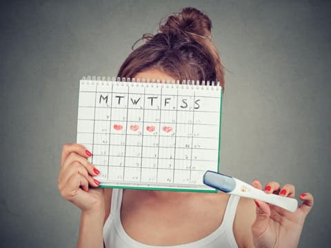 Frau mit Periodenkalender
