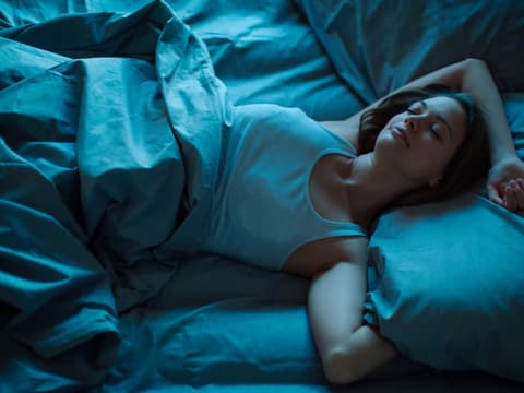 Frau im Bett schläft
