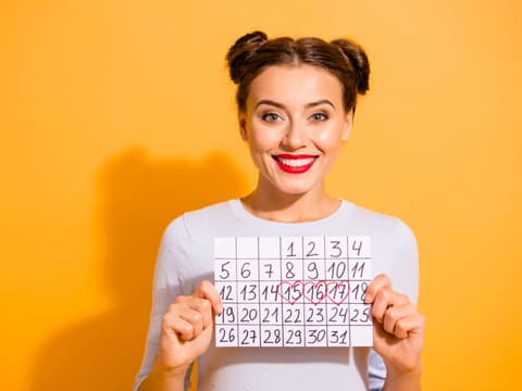 Frau hält Zykluskalender