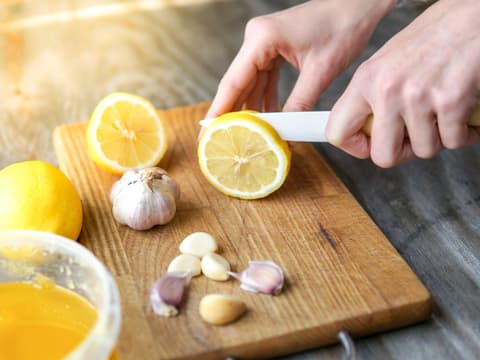 Die Knoblauch-Zitronen-Kur hält gesund.