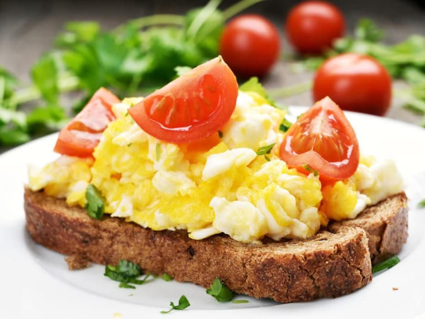 Rührei auf Brot